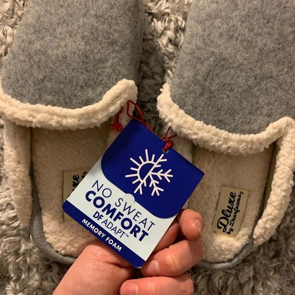 NWT - KIDS || DELUXE DearFoam Gray and White Fluffy Slippers Memory Foam - Picture 2 of 5